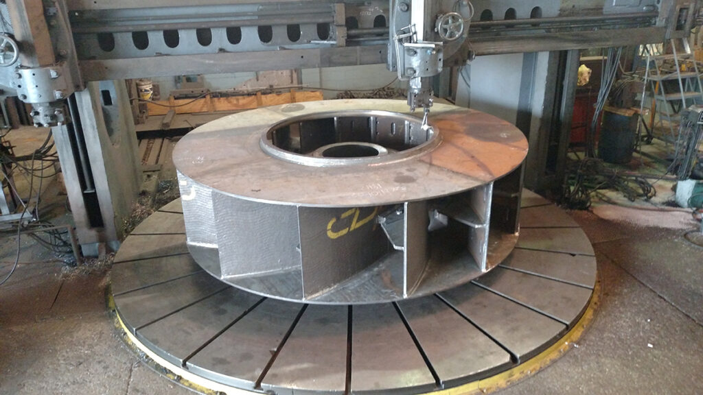 Vertical turning of oversized industrial parts delivering strong stability, geometric accuracy, and reliable machining control.
